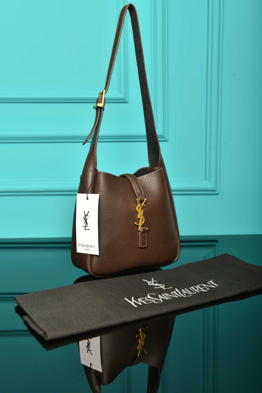 Le 5 A 7 Micro Made of Grained Leather